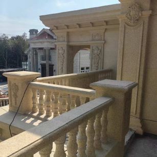 云浮 黄金麻别墅外墙干挂雕花配合阳台栏杆花瓶柱