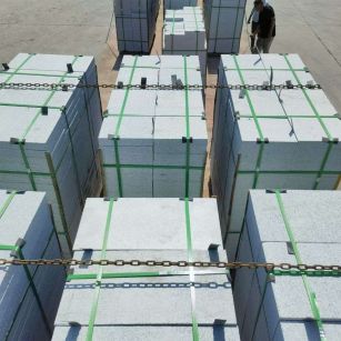 云浮 芝麻白花岗岩5公分地铺石 花岗岩厂家工厂装车日常