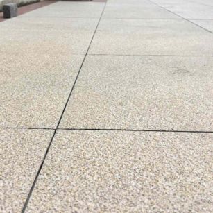 云浮 黄金麻花岗岩石板材荔枝面地面铺装效果