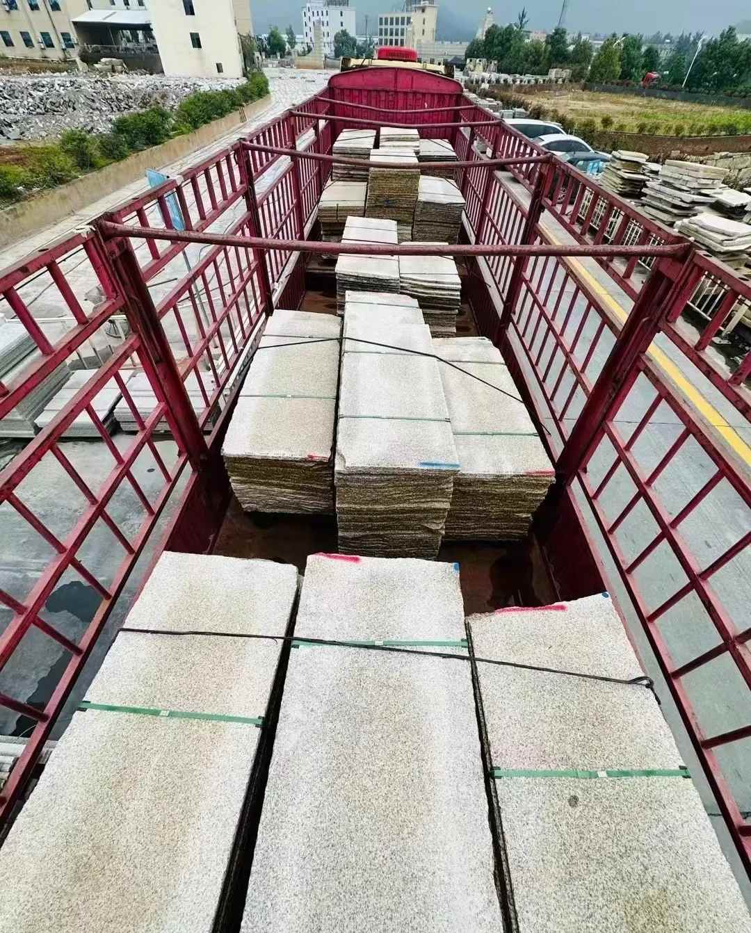 云浮 黄金麻花岗岩荔枝面，光面毛板装车完成