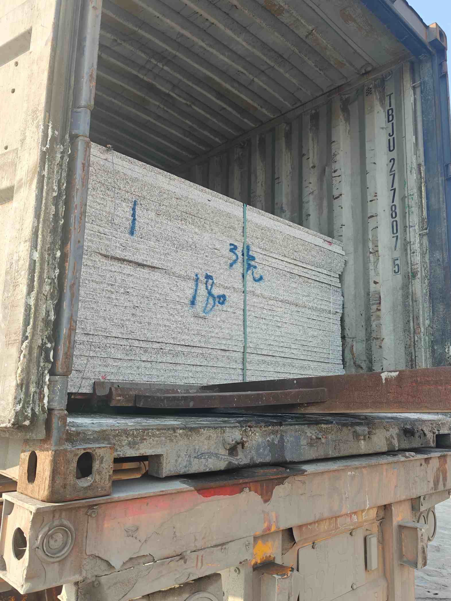 云浮 芝麻白花岗岩石材3.0公分光面毛板装柜出货