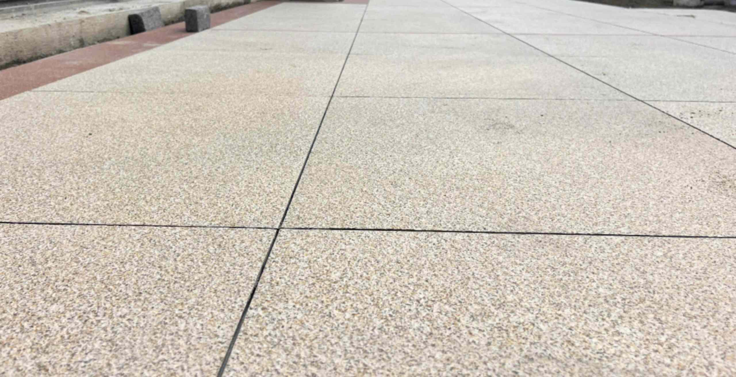 云浮 黄金麻花岗岩石板材荔枝面地面铺装效果