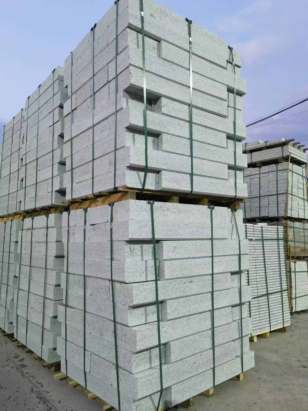 云浮 芝麻白花岗岩路沿石，路缘石，路肩石，道牙，立缘石，马路牙子，街沿石，侧石等