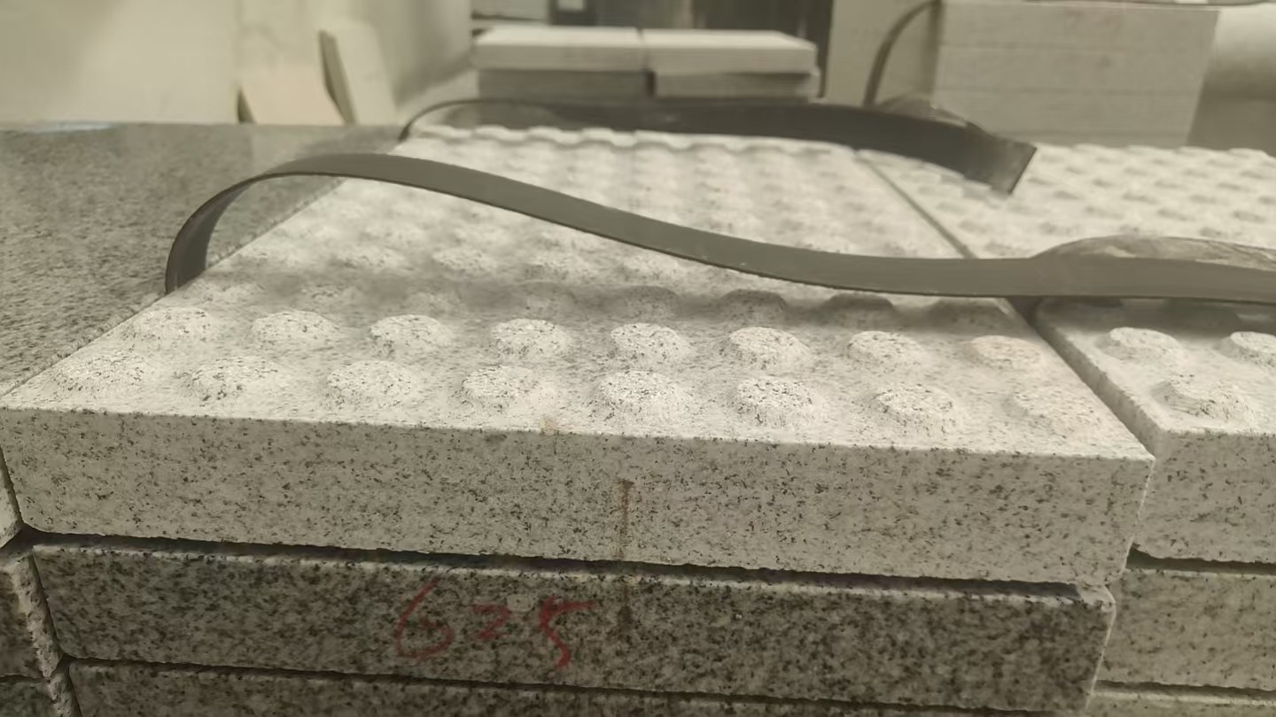 云浮 芝麻白花岗岩6.0公分荔枝面五轴加工雕刻盲点