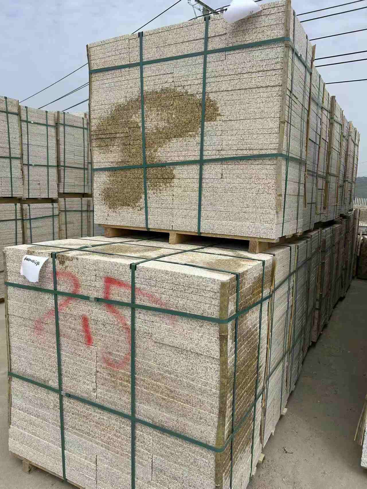 云浮 黄金麻花岗岩石材荔枝面地铺石2.5*300*600