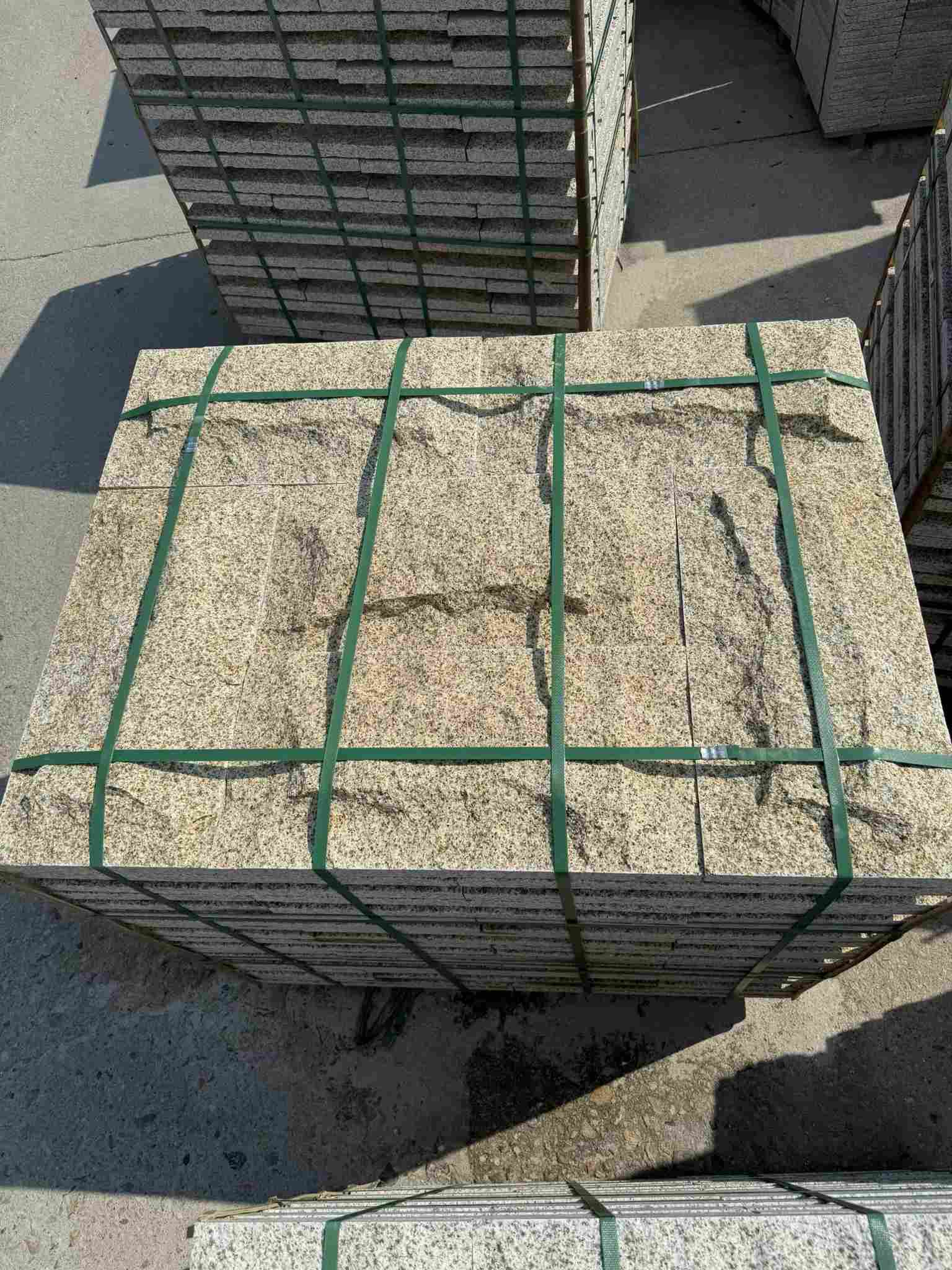 云浮 黄金麻花岗岩石材自然面蘑菇石成品