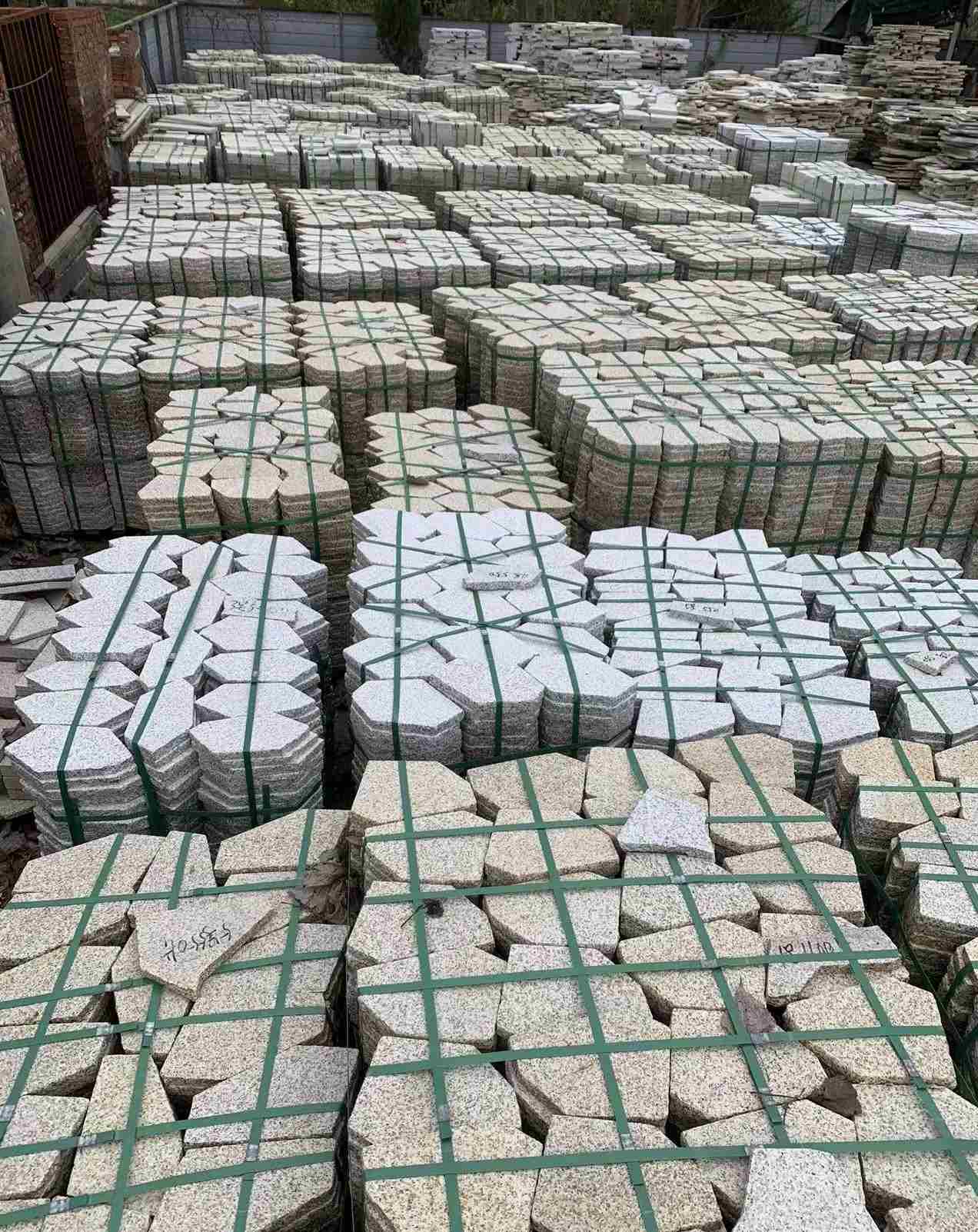 云浮 黄金麻白麻花岗岩荔枝面地铺石(冰裂纹)