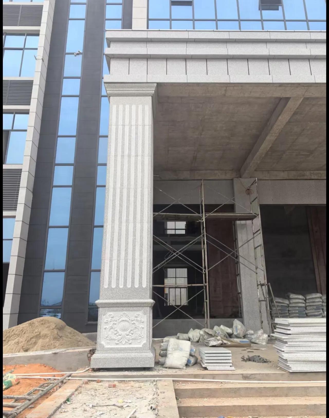 云浮 芝麻白光面花岗岩门楼大柱（罗马柱）配雕花底座