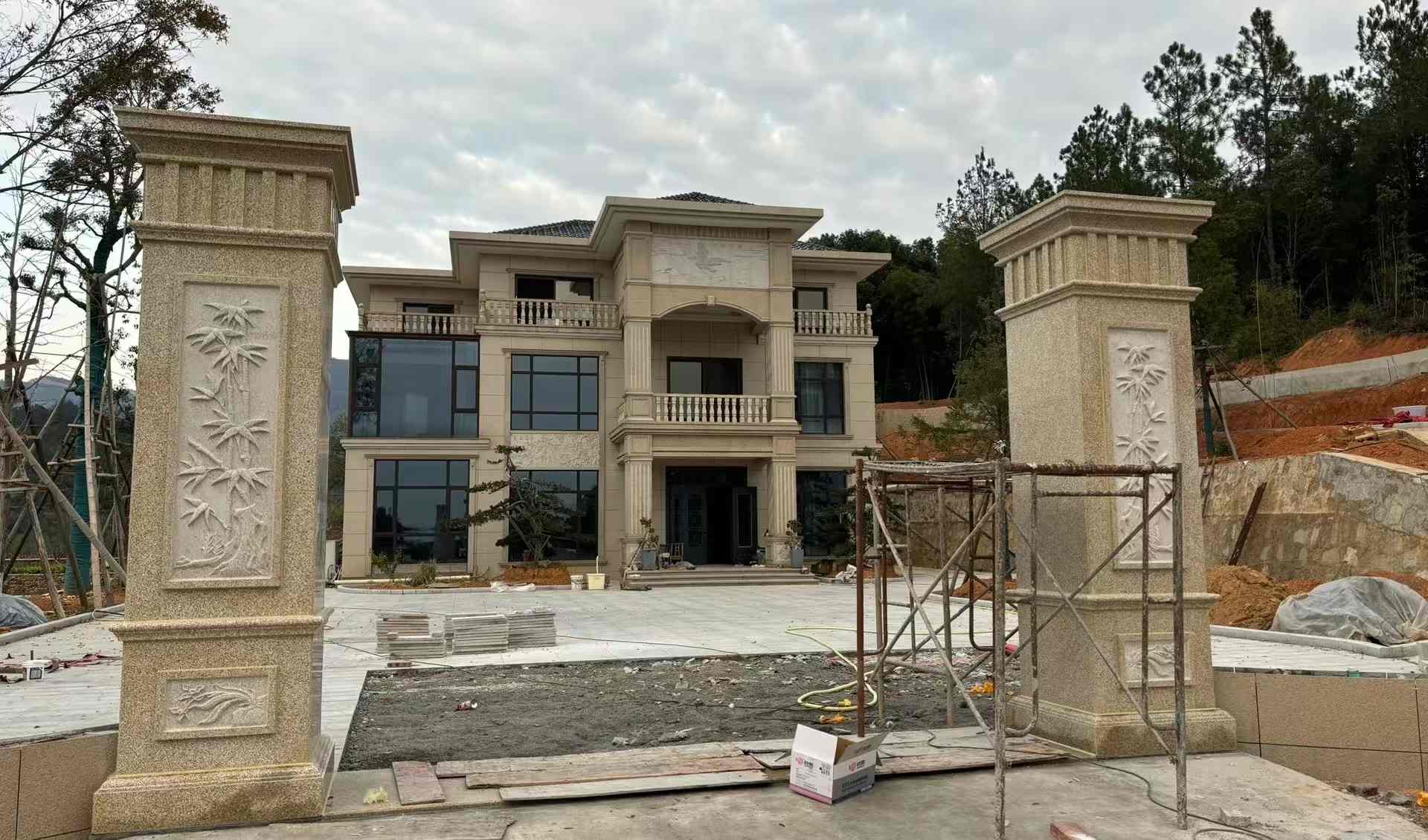 云浮 黄金麻花岗岩别墅雕花外墙干挂配上门口雕花罗马柱