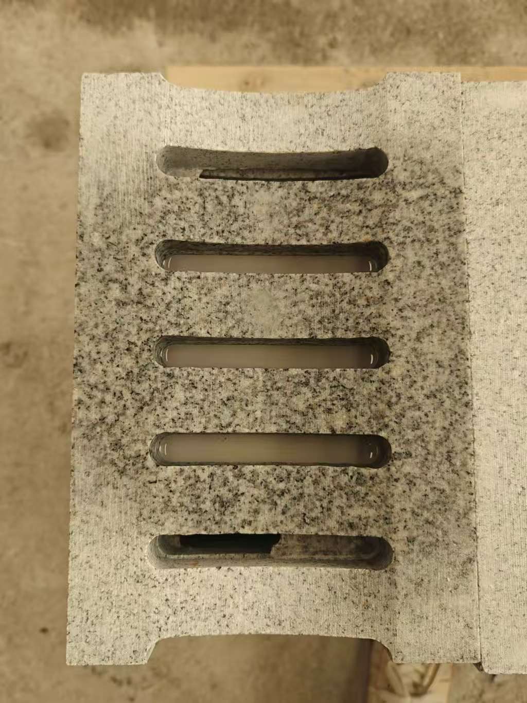 云浮 芝麻白拉丝面花岗岩U型开槽排水槽