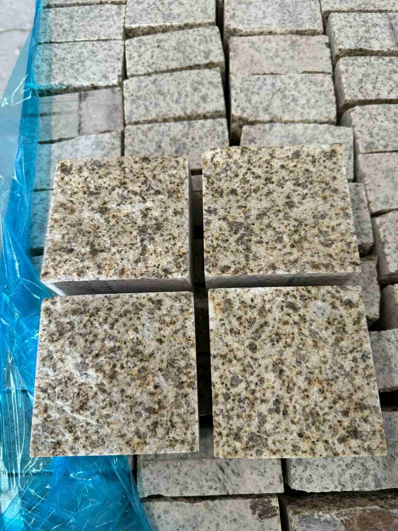 云浮 黄金麻花岗岩自然面小方块，弹石，马蹄石等