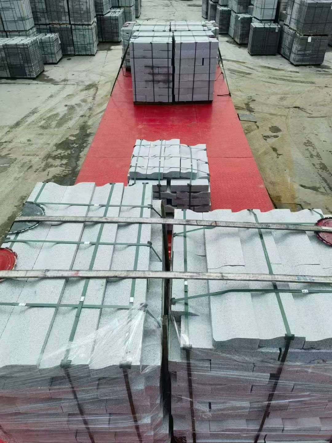 云浮 芝麻白仿形加直形路沿石出货日常