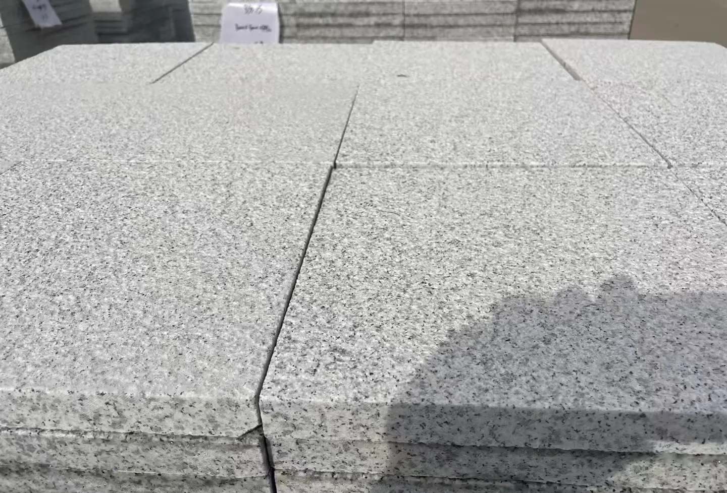 云浮 白麻花岗岩石材推荐 荔枝面地铺石