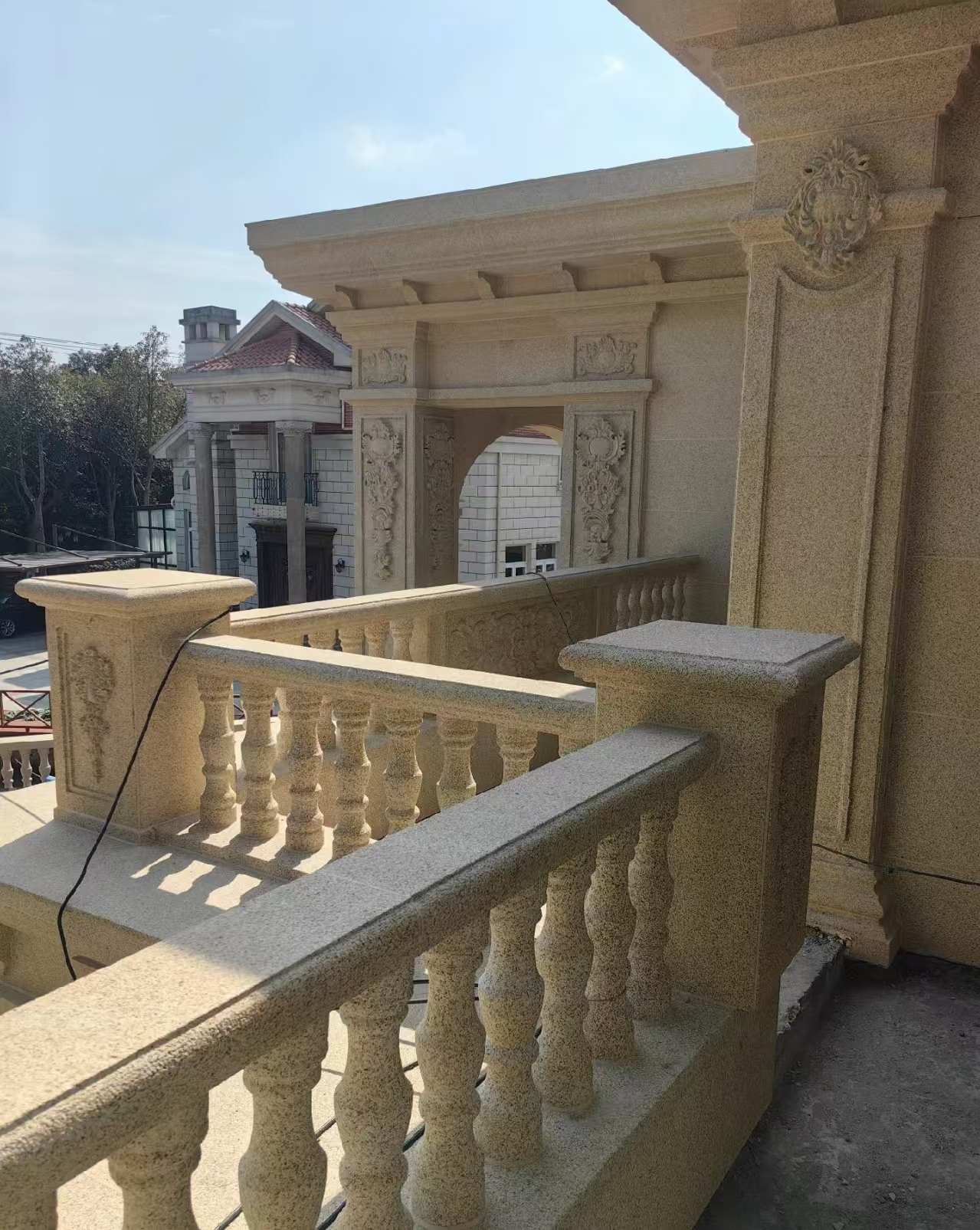 云浮 黄金麻别墅外墙干挂雕花配合阳台栏杆花瓶柱