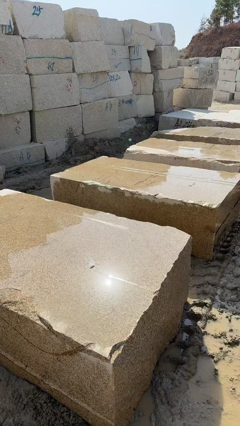 云浮 黄金麻方料堆场洗料分选中，原材料充足