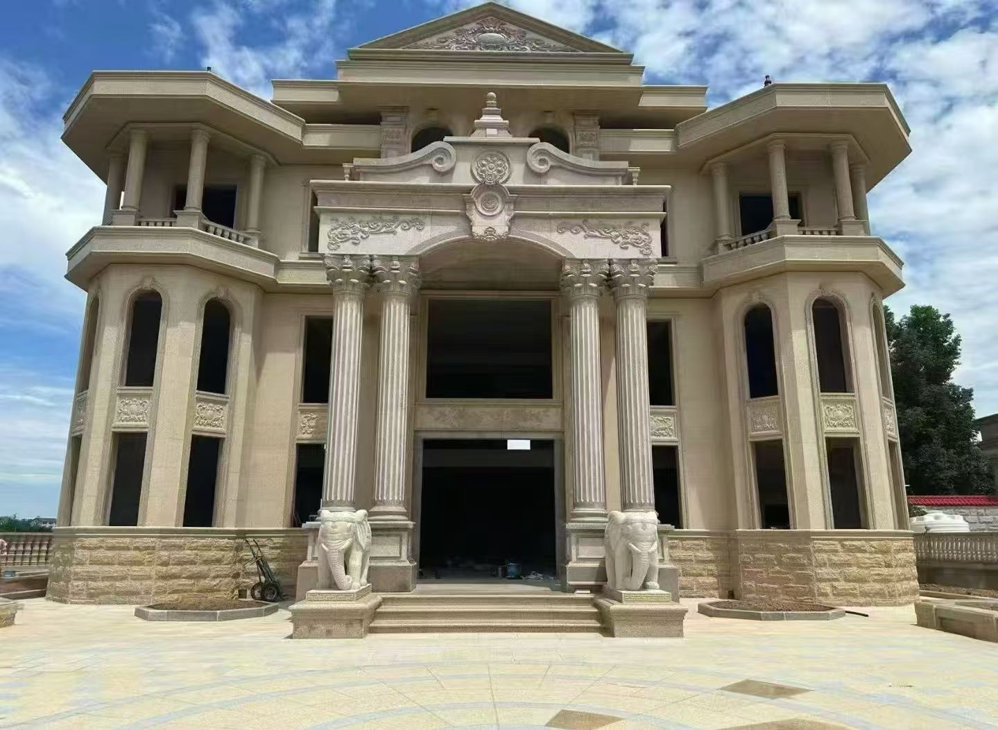 云浮 黄金麻别墅外墙干挂，大柱，大象，蘑菇石，雕花板