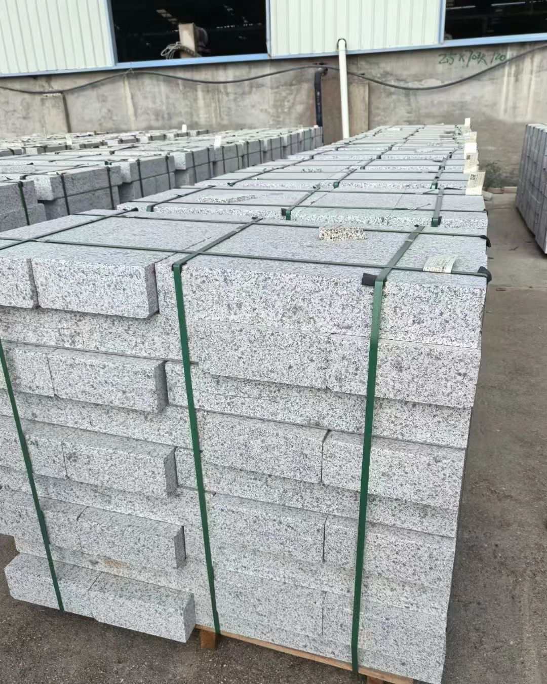 云浮 白麻花岗岩路沿石，弧形路沿石，道牙石，马路牙子，界石，路缘石，平沿石，直岩石，平缘石等