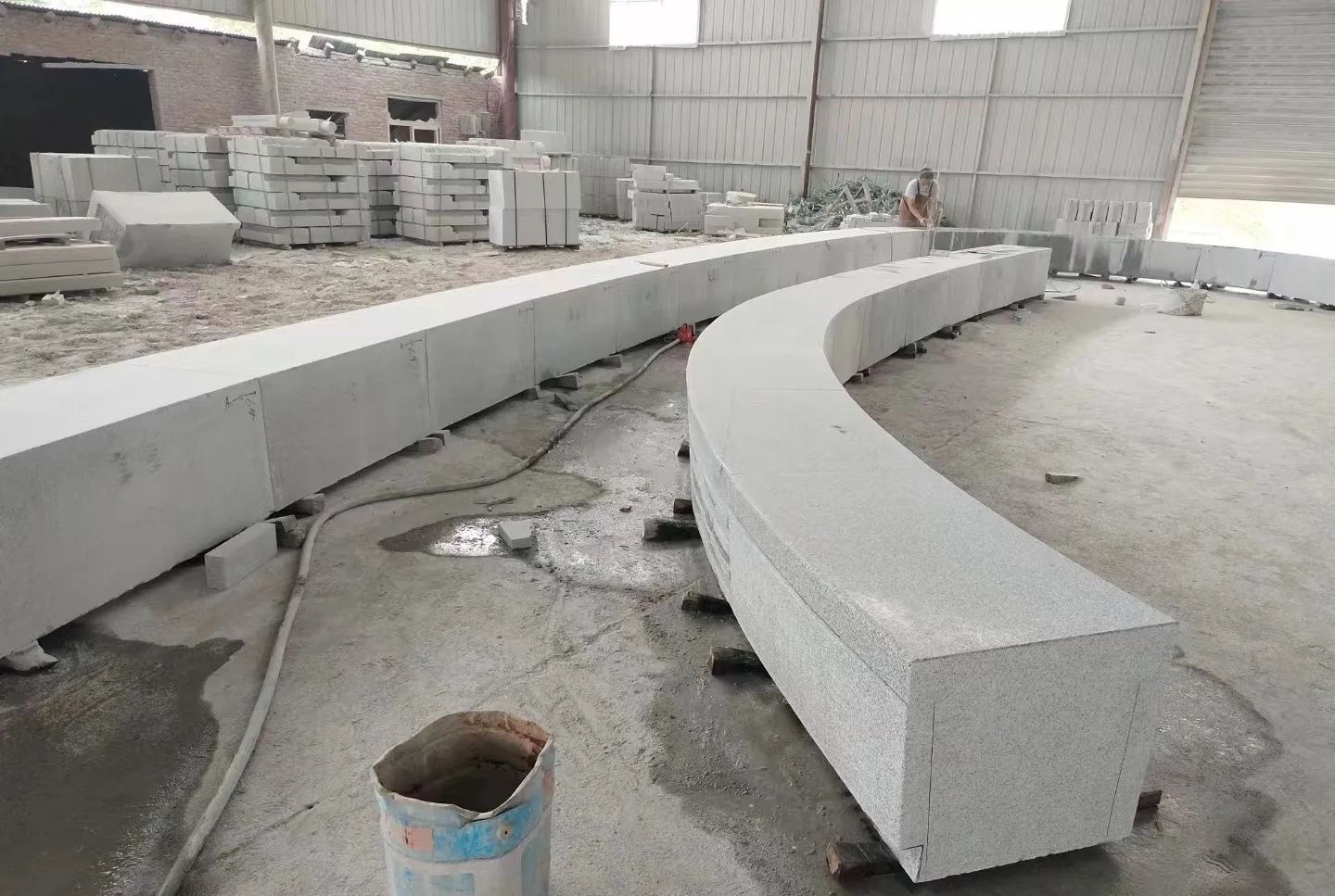 云浮芝麻白花岗岩石板材 园林光面弧形坐凳