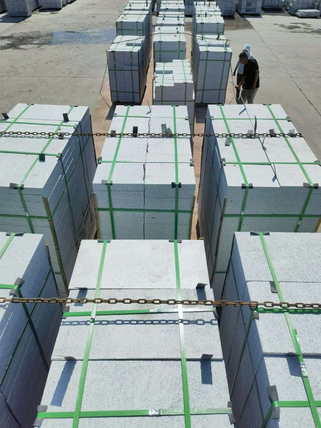 云浮 芝麻白花岗岩5公分地铺石 花岗岩厂家工厂装车日常